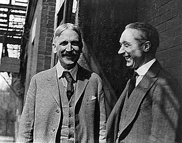 Alexander (oikealla) ja John Dewey noin 1916. [© 2013 The Society of Teachers of the Alexander Technique, London]